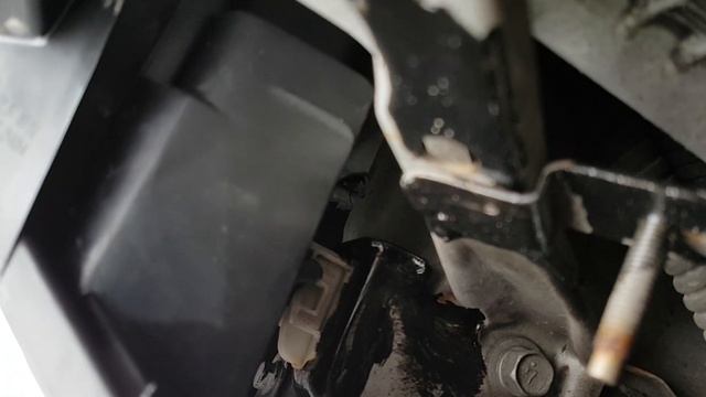 Nissan Primera P12 Headlight Replacement смотреть онлайн