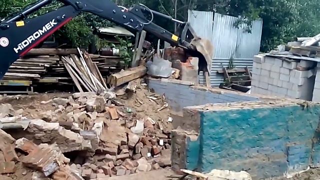 Демонтаж фундамента с помощью экскаватора-погрузчика Hidromek