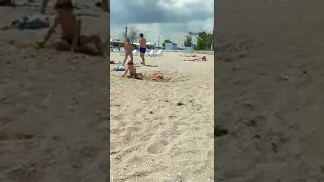 Живого человека закапывают на пляже смотреть онлайн