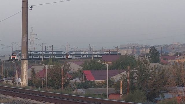 Вечернее движение ЭШ2 на участке Хырдалан — Баладжары смотреть онлайн
