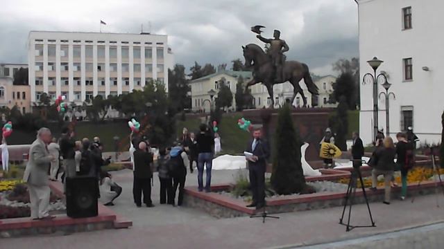 с памятника князю Ольгерду снимают покрывало