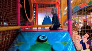 Игровая комната. Дети развлекаются.