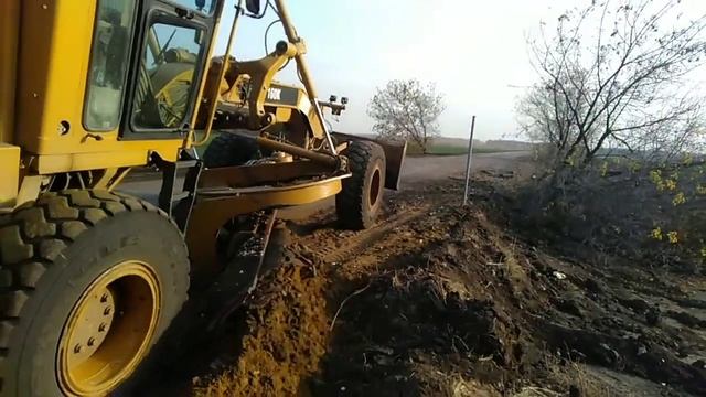 нарезание корыта грейдером катерпиллар