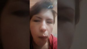 Чавкаю на камеру и пытаюсь надуть самый большой пузырь из жвачки