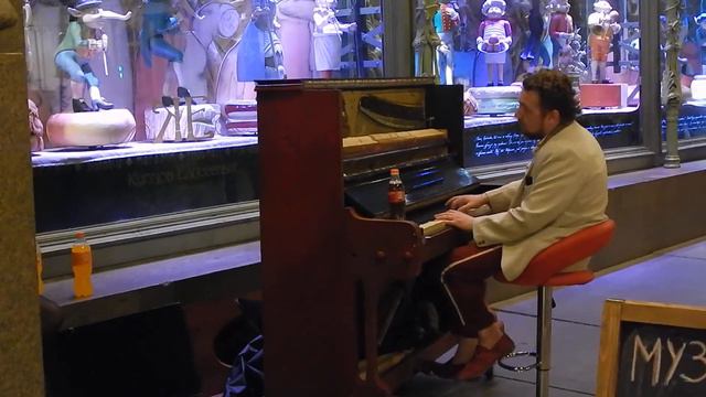 Собираем музыканту на чай у Елисеевского магазина на Невском проспекте в Санкт-Петербурге... смотреть онлайн