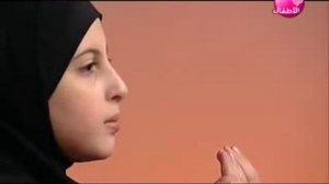 Девочка красиво читает Коран