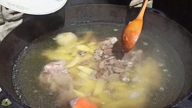 Розсольник в казані. Розсольник з перловкою та м'ясом. Рецепт розсольника. Рассольник