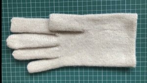 Перчатки поперечного вязания. На любой вязальной машине.