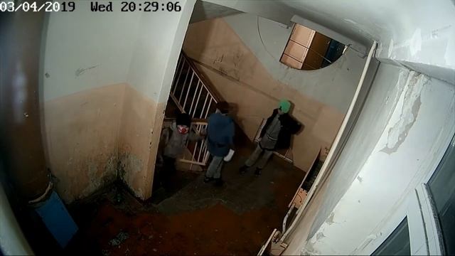 Поставили камеру в подьезде. Вот что из этого вышло