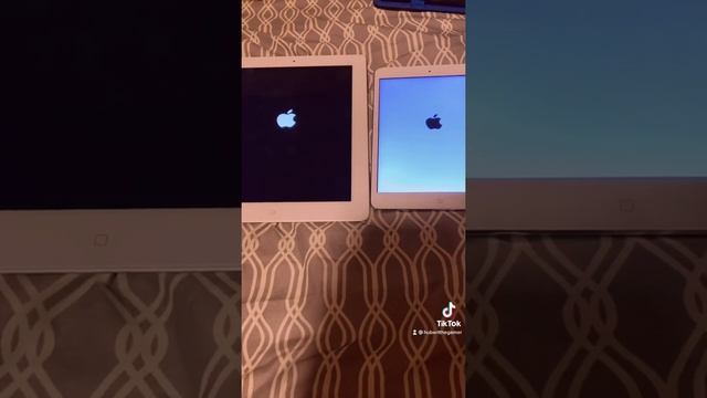 iPad 4 vs iPad mini 2 Boot Up Test