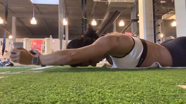 Подъем гантели двумя руками смотреть онлайн