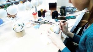 Как раскрашивают новогодние игрушки