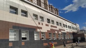 Что такое WFP? Мойка окон и фасадов зданий штангой и аппаратом Cascade ionic.
