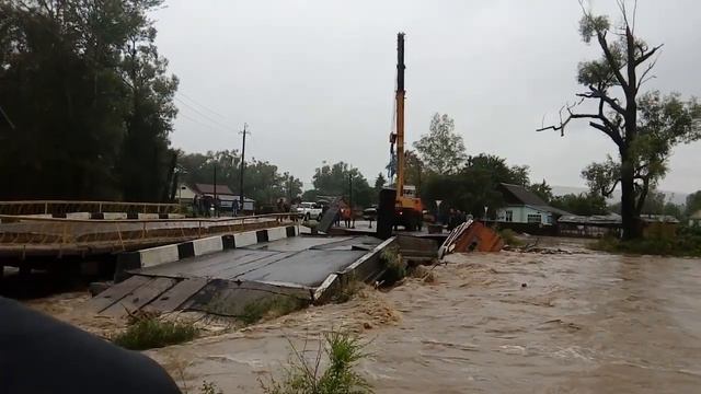 Подмыло мост в п Кавалерово Приморского края тайфун LIONROCK ( Львиная пасть) #2 смотреть онлайн
