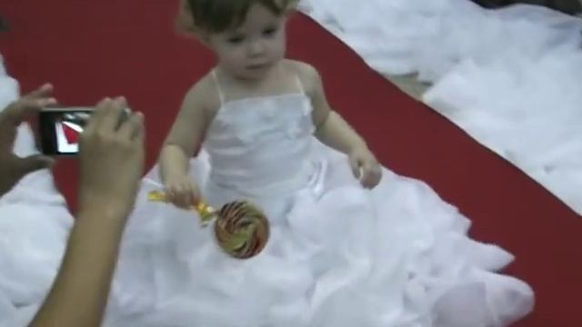 alice 1 ano e 3 meses dama de honra levando as alianças смотреть онлайн