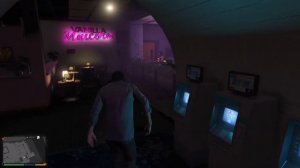 Пьяный Тревор спит у помойки GTA V