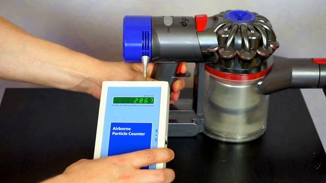 Dyson V8 (мусор в пылесборнике): проверка лазерным счётчиком мелкодисперсной пыли смотреть онлайн