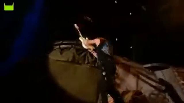 Dave Murray breaks his guitar (Donington 2007) смотреть онлайн