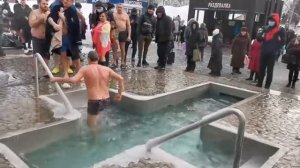 КРЕЩЕНИЕ ? КУПАНИЕ В ПРОРУБИ. WINTER SWIMMING IN ICE HOLE GIRLS