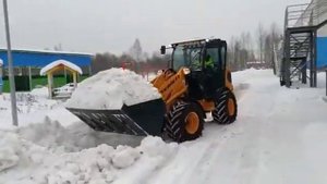 Фронтальный погрузчик VENIERI VF 1.63C на уборке улиц от снега