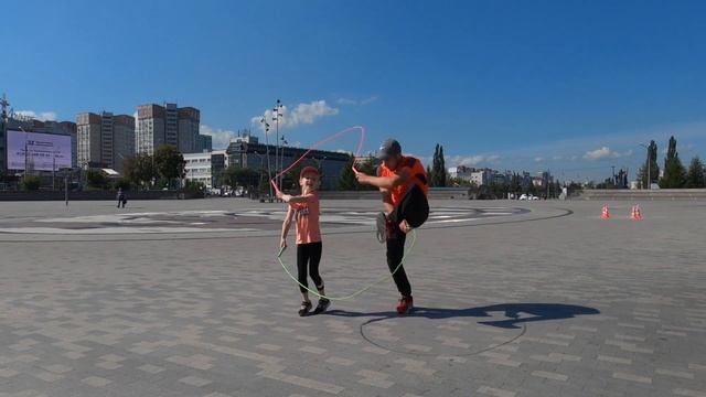 Папа с дочкой со скакалками зажигают в Перми смотреть онлайн