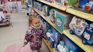 Инесса в детском магазине ищет пальчиковые фигурки животных