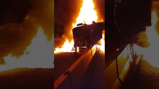 Дальнобойщики спасли водителя из горящей фуры