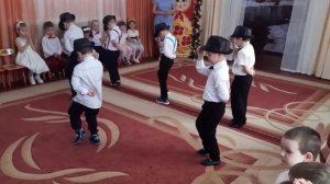 танец мальчиков на праздник для мам