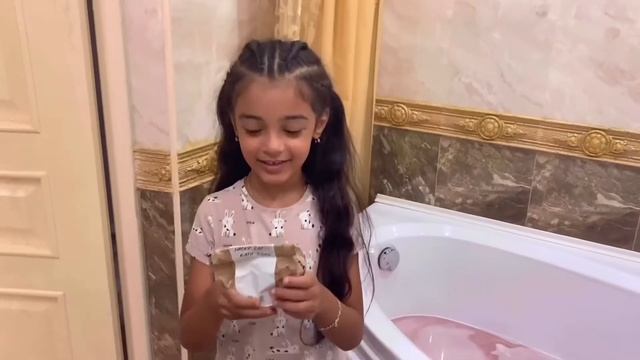 Камила пускает бомбочки для ванны. Lush bath bomb смотреть онлайн