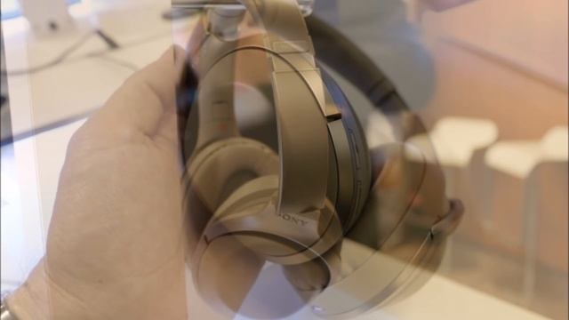 Sony's New Noise Cancelling Headphones Block Out The World смотреть онлайн