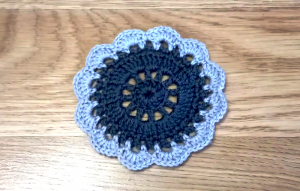Очень красивая САЛФЕТКА или ПОДСТАВКА крючком из пряжи двух цветов