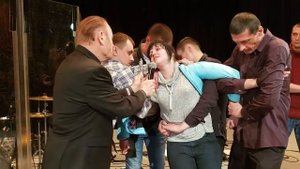 Боб Ларсон изгоняет бесов. Exorcist Bob Larson battles violent demons requiring 5 men to control!