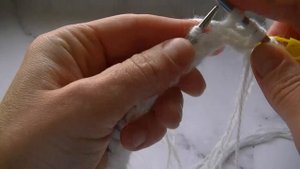 ВЯЖЕМ ШАПКУ САМЫМ ПОПУЛЯРНЫМ ДВУСТОРОННИМ УЗОРОМ. ШАПКА УЗОРОМ РЕЗИНКА ПАТРОНТАШ ИЗ ПРЯЖИ ПУХ НОРКИ