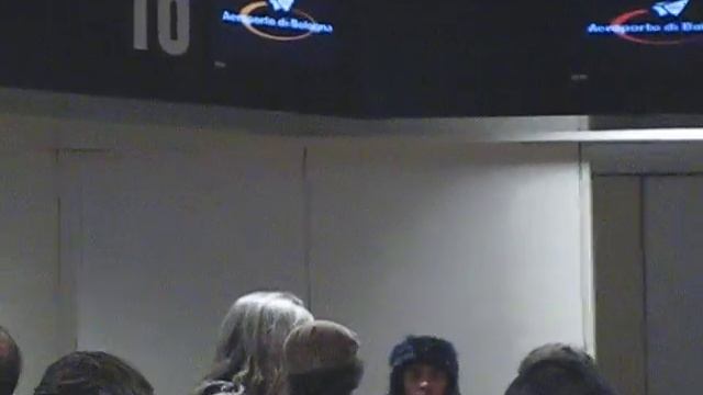 Jared Leto all'aeroporto di Bologna Dicembre 2010 смотреть онлайн