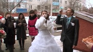 Встреча молодых с караваем на зимней свадьбе