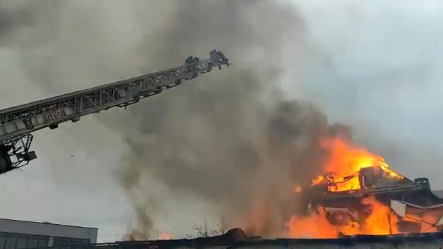 В Ростове на большой площади горят склады (11.03.2022 – 3) смотреть онлайн