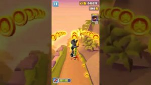 Как правильно играть в Subway Surfers | Бегаем по вагонам, убегаем от охранника.
