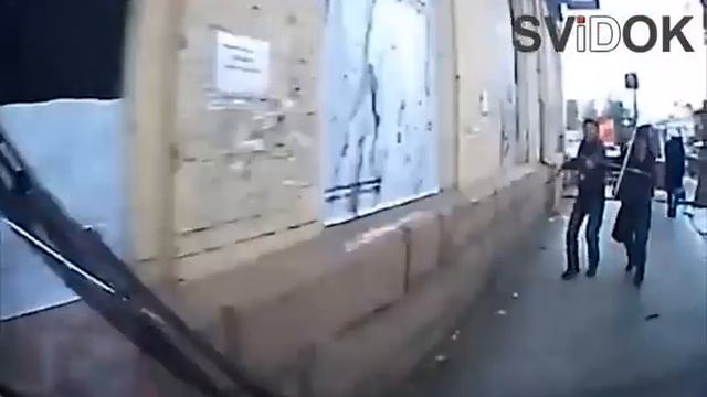 Маршрутка сносит столб, жесть смотреть онлайн