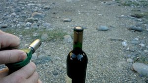 Открытие бутылки вина горелкой.