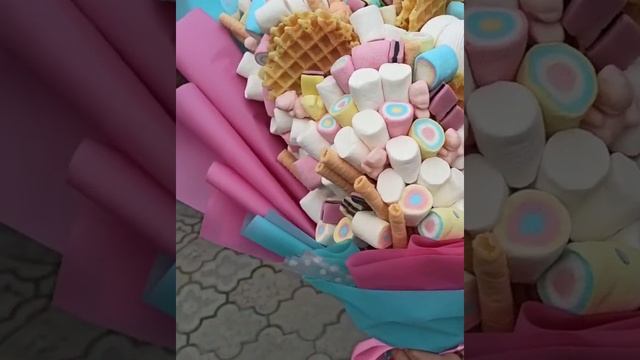 Съедобный букет из маршмеллоу, зефира и вафель.