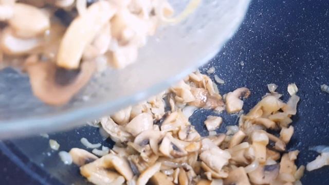 Молодой картофель с грибами/ Жареный молодой картофель с грибами/Быстро и вкусно смотреть онлайн