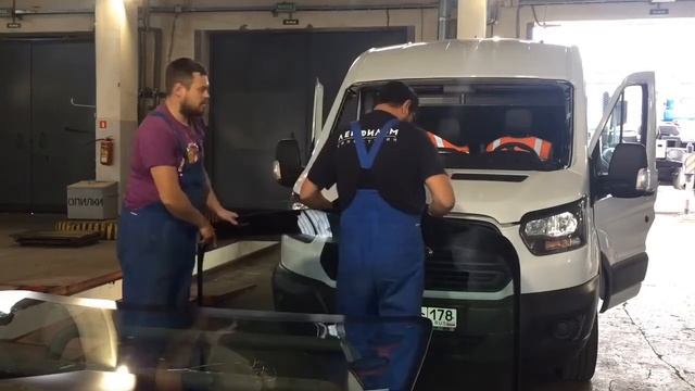 Замена автомобильного стекла на Ford Transit смотреть онлайн