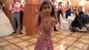 Маленькая девочка танцует восточный танец!