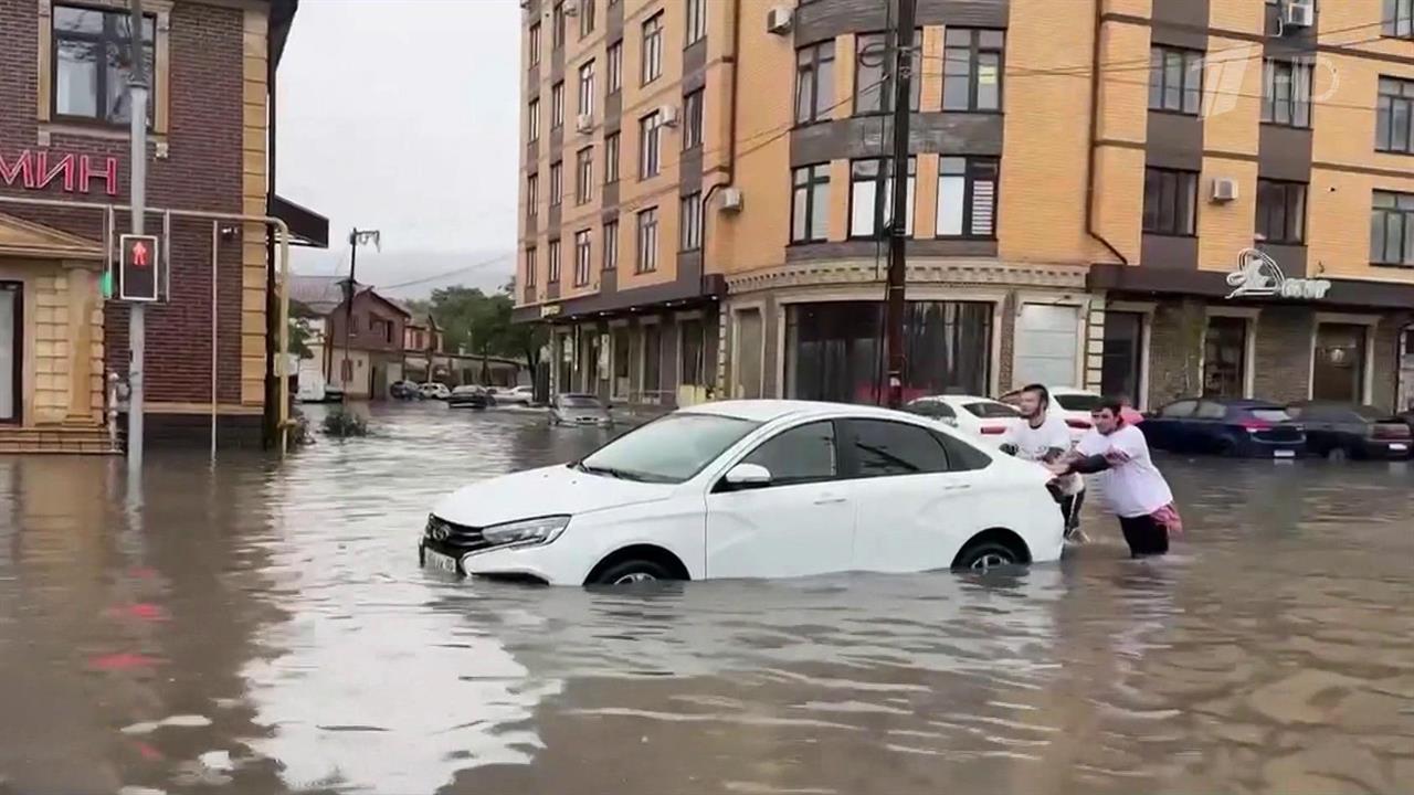Последствия разгула стихии устраняют в Махачкале