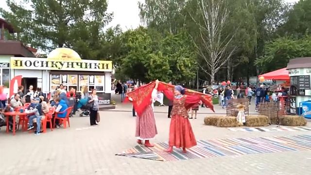 Живой этнографический музей Русская изба   дефиле в этнографических костюмах
