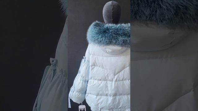 Видеообзор Пуховик бомбер голубой Оверсайз "бантики" с мехом чернобурки смотреть онлайн