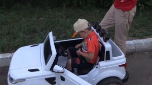 КАТАЕМСЯ НА ДЕТСКОЙ МАШИНЕ ПРОВЕРЯЕМ СКОРОСТЬ ВЪЕХАЛ В ЯМУ СВЕТИТСЯ КОЛЕСО РЕБЕНОК ЗА РУЛЕМ