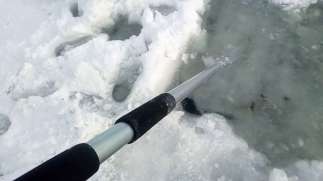 Финская ручная пила по очень толстому льду. Тест, отзыв, как пилить..avi