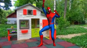 Вредные детки против армии ПАУЧКОВ и танец Человека паука | Учим цвета на английском