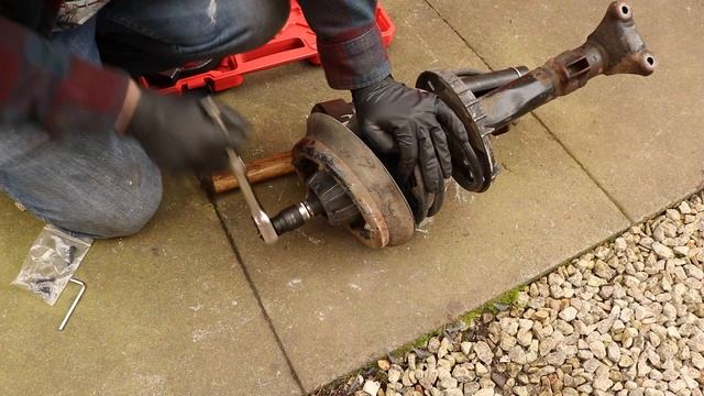 HOW TO MERCEDES W203 COIL SPRING CHANGE - AT HOME DIY SUSPENSION SPRING INSTALL W203 C CLASS C220 смотреть онлайн